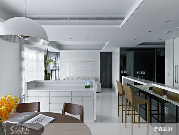 原本住在兩層樓住宅的屋主,買下單層40坪的新居後,空